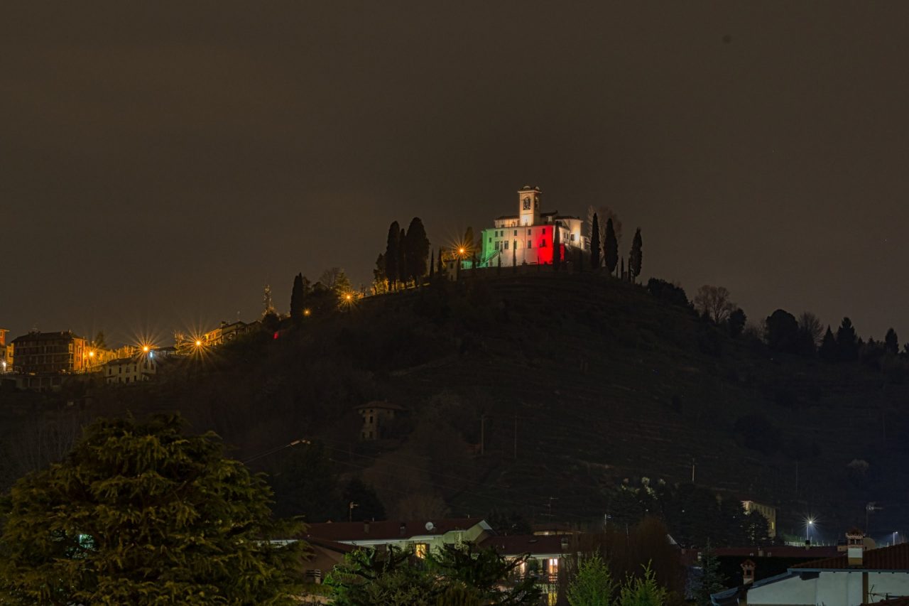 Un’artista inglese spiega il Coronavirus ai suoi connazionali