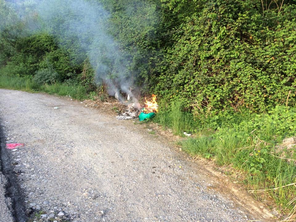Cisano, incivile abbandona rifiuti e appicca il fuoco FOTO