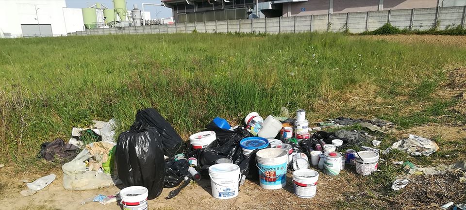 Materiali infiammabili abbandonati nei campi