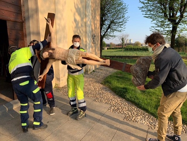 Suisio, il crocifisso in processione con la protezione civile FOTO