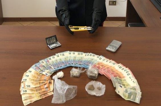 Beccato con hashish, cocaina ed eroina: 23enne in manette