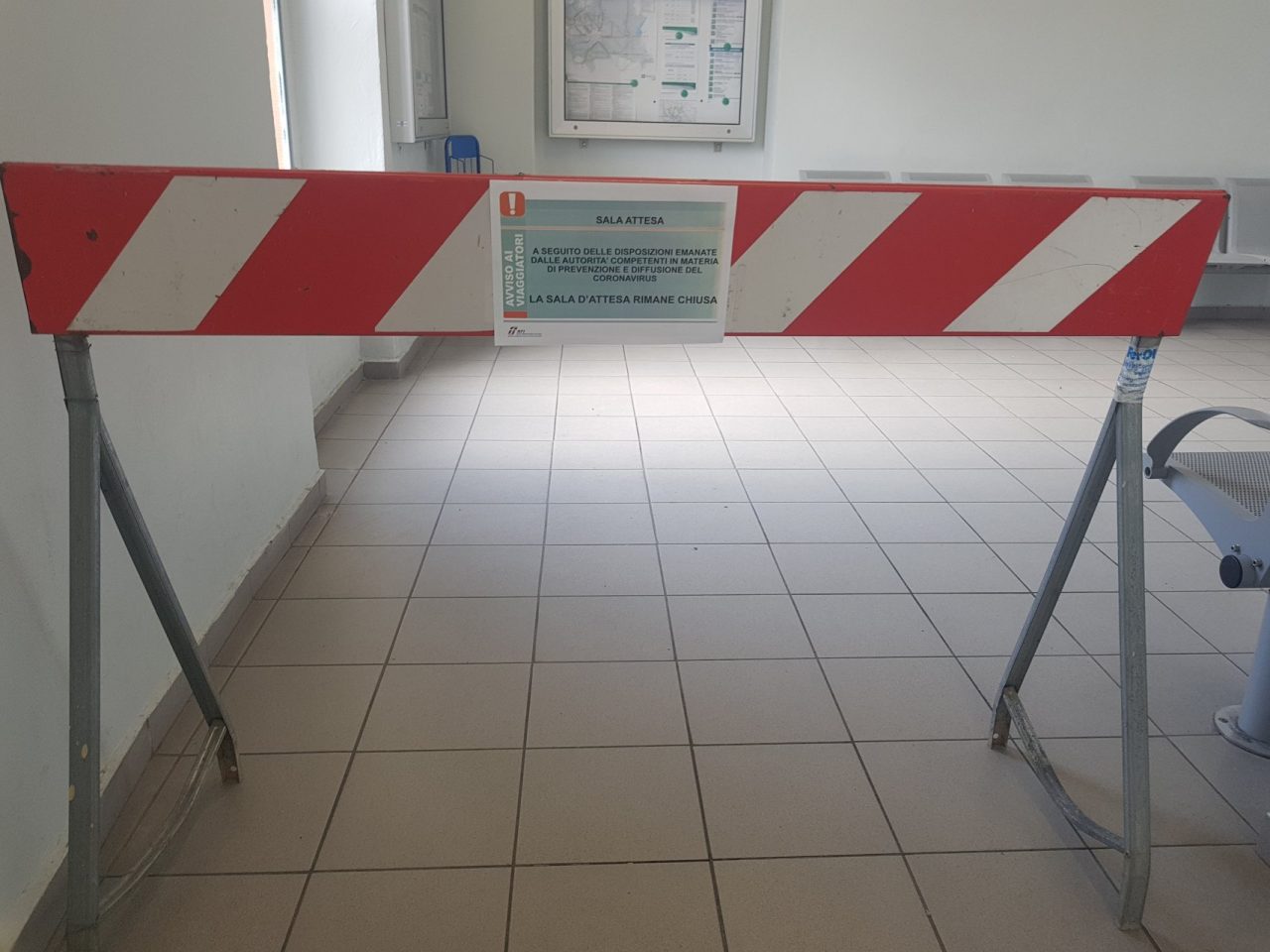 La fase 2 dei pendolari: cartelli per il distanziamento e sale d’attesa off limits FOTOGALLERY