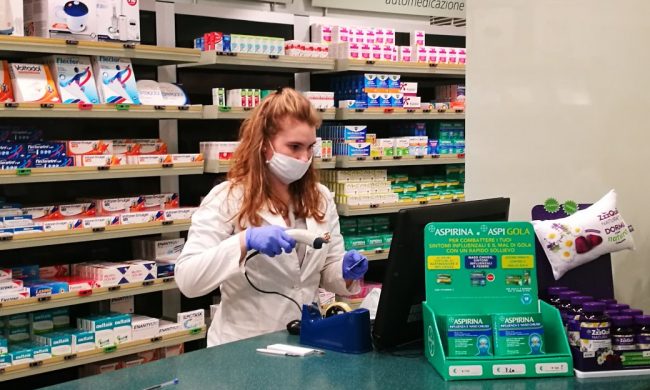La rabbia dei farmacisti lecchesi: “Arcuri ci accusa di nascondere le mascherine? Dovrebbe dimettersi”