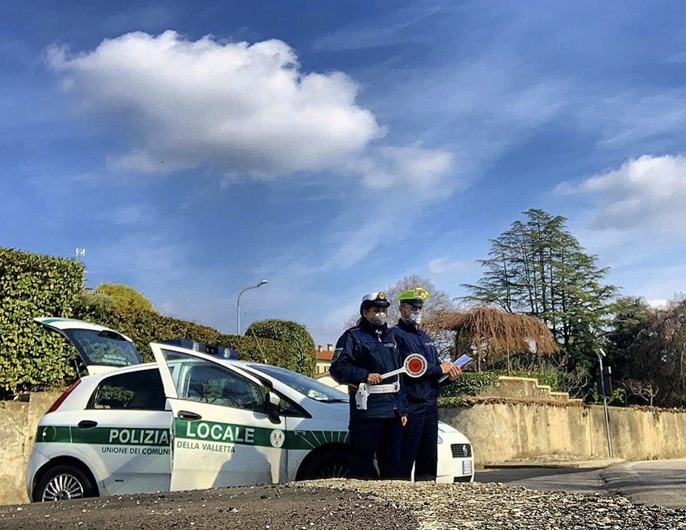 Controlli serrati nel weekend: scovati assembramenti di giovani e pulmini svizzeri