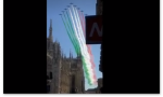 L'abbraccio simbolico delle Frecce Tricolori in volo sopra Milano VIDEO