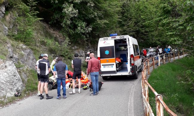 Scoppia una gomma e cade dalla bici, ciclista ricoverato in ospedale