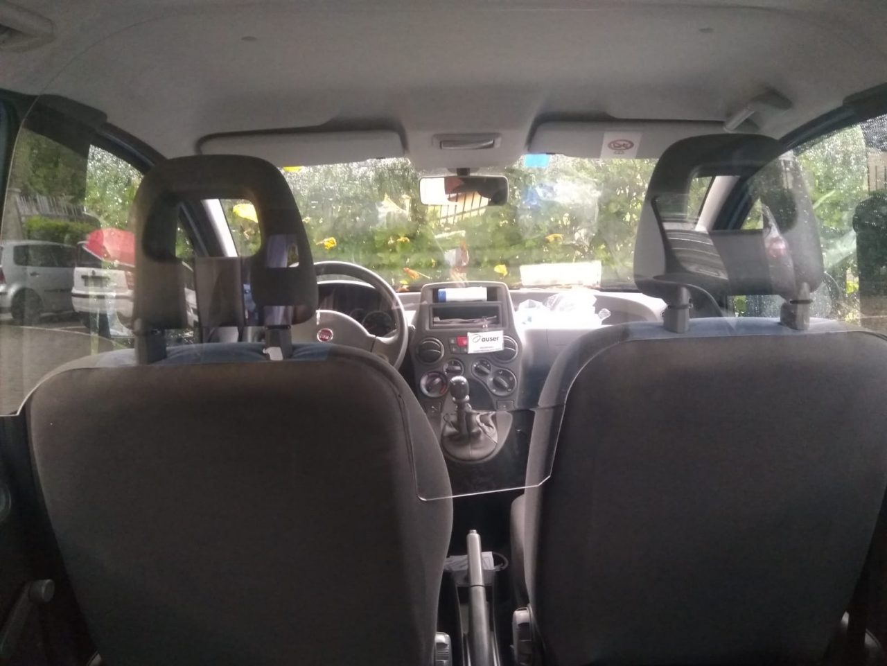 Pannelli protettivi per le auto delle associazioni che trasportano persone grazie ad Aiutiamoci