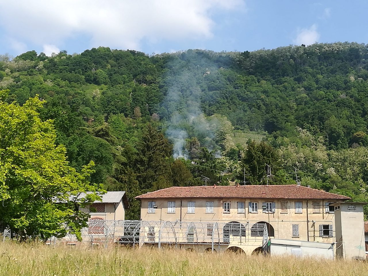 Incendio in collina, maxi mobilitazione di mezzi FOTO