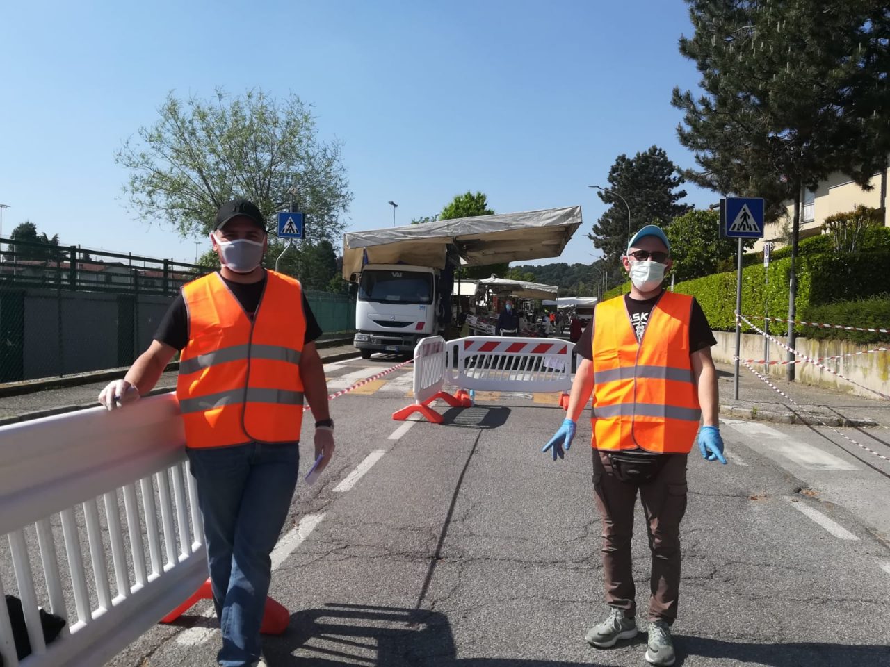 Mercato settimanale in sicurezza grazie a volontari e Polizia locale