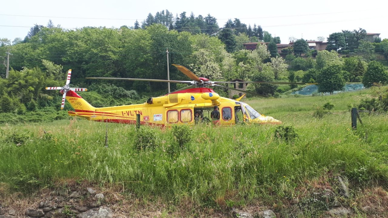 Colpita da un malore in strada: 71enne soccorsa da un volontario del 118 che passava in bici FOTO