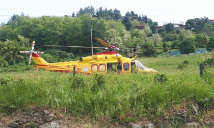 Colpita da un malore in strada: 71enne soccorsa da un volontario del 118 che passava in bici FOTO