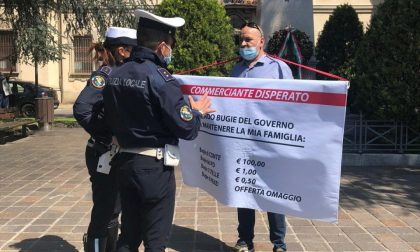 La protesta di un barista meratese: “Vendo le bugie del Governo per mantenere la mia famiglia” VIDEO