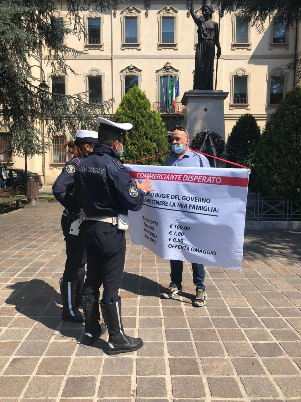 La protesta di un barista meratese: “Vendo le bugie del Governo per mantenere la mia famiglia” VIDEO