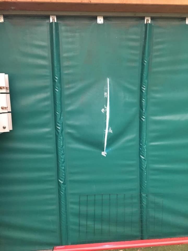 Atti vandalici al palazzetto dello sport  LE FOTO