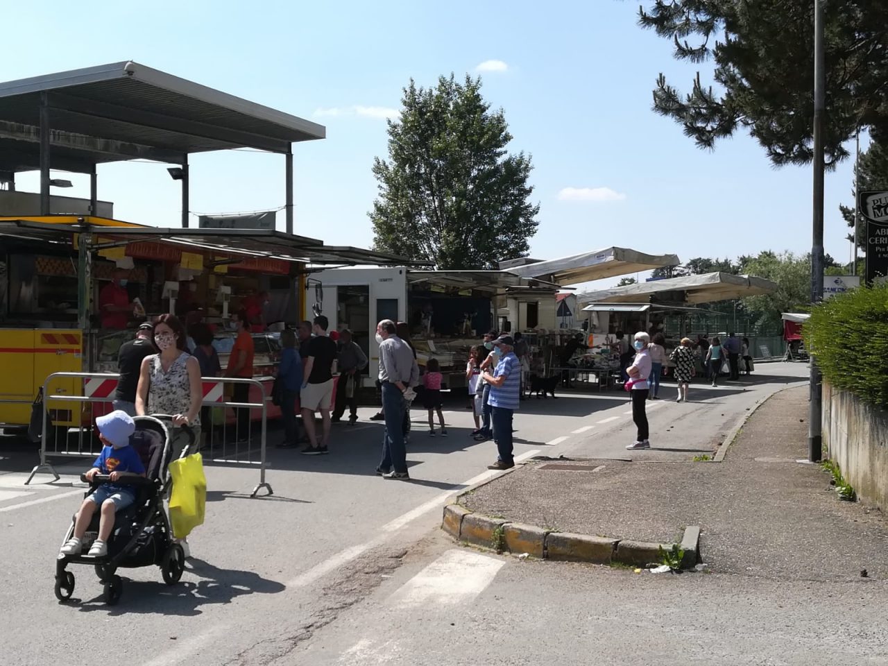 Mercato settimanale, tornano le bancarelle non alimentari FOTO