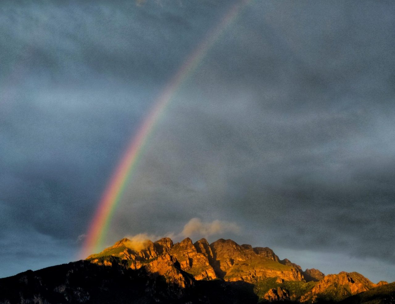 Lo spettacolo dopo il temporale tra giochi di luce e arcobaleno FOTO