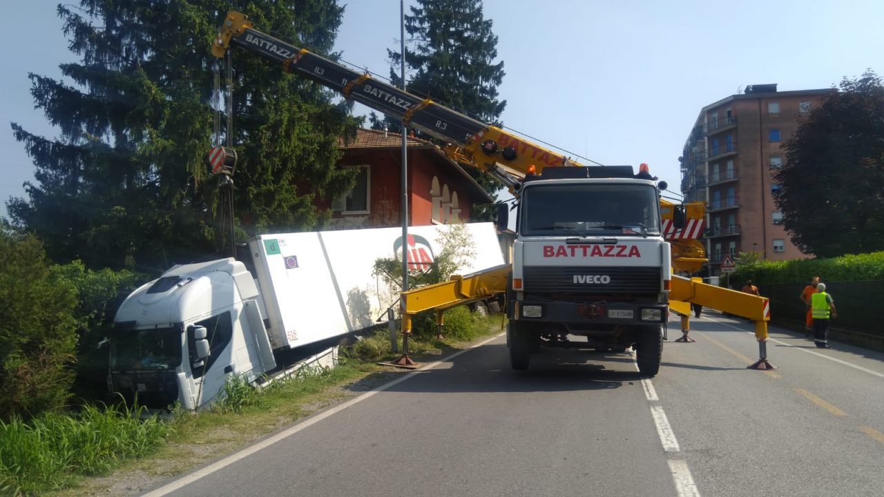 Camion ribaltato, bloccata la Provinciale