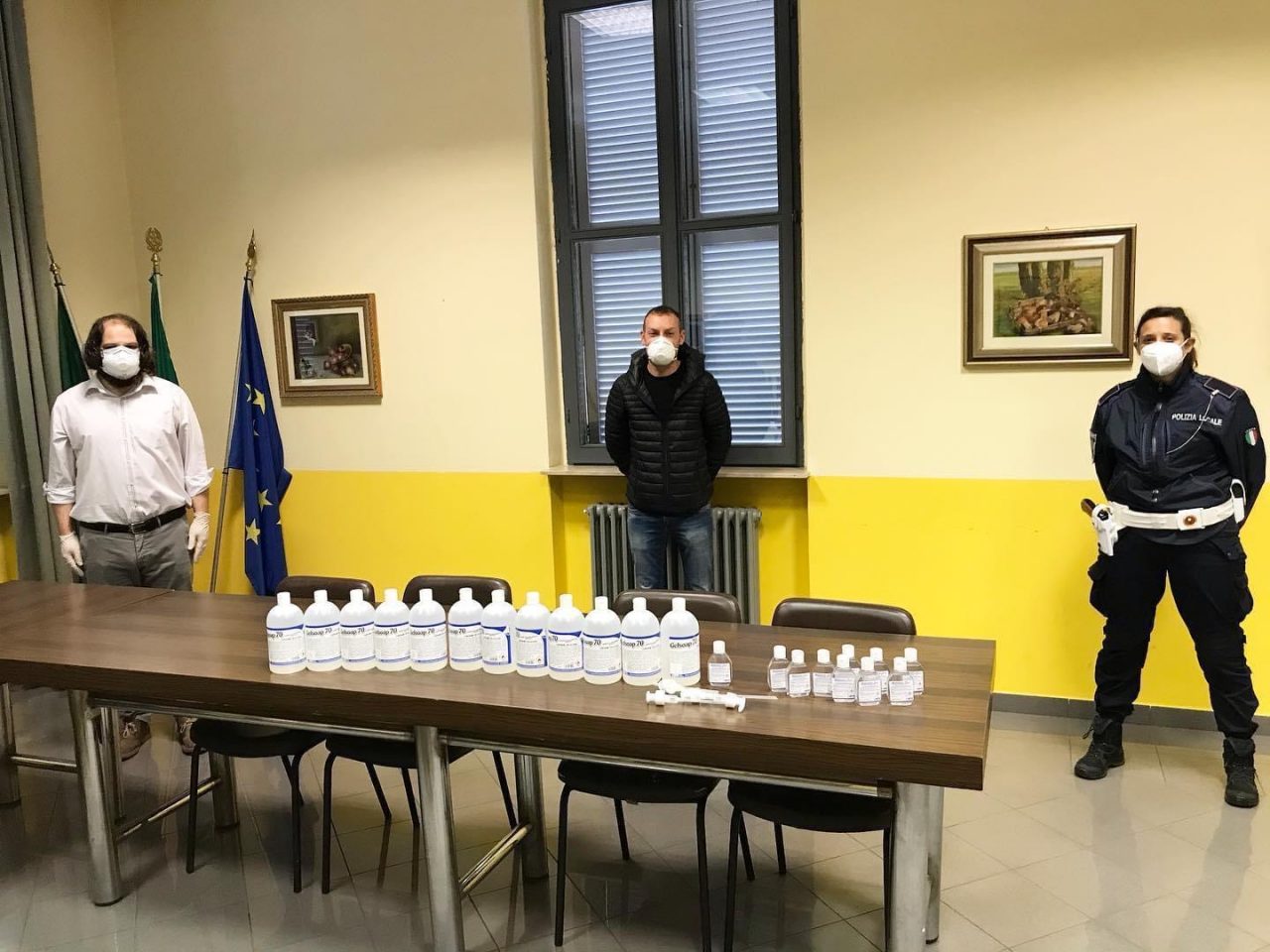 L’assessore e il fratello donano il gel igienizzante all’Unione della Valletta