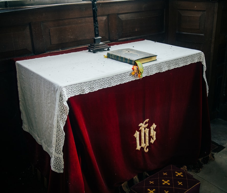 Messa: stop al distanziamento per chi convive o svolge vita sociale in comune