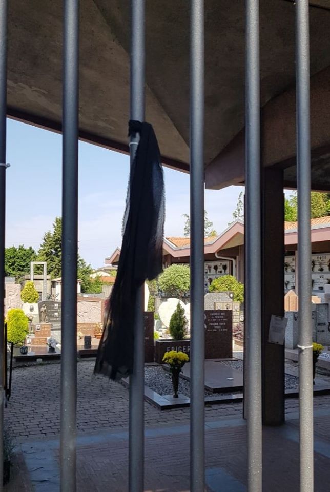 Rubata al cimitero di Barzanò la bandiera esposta per ricordare le vittime Covid-19