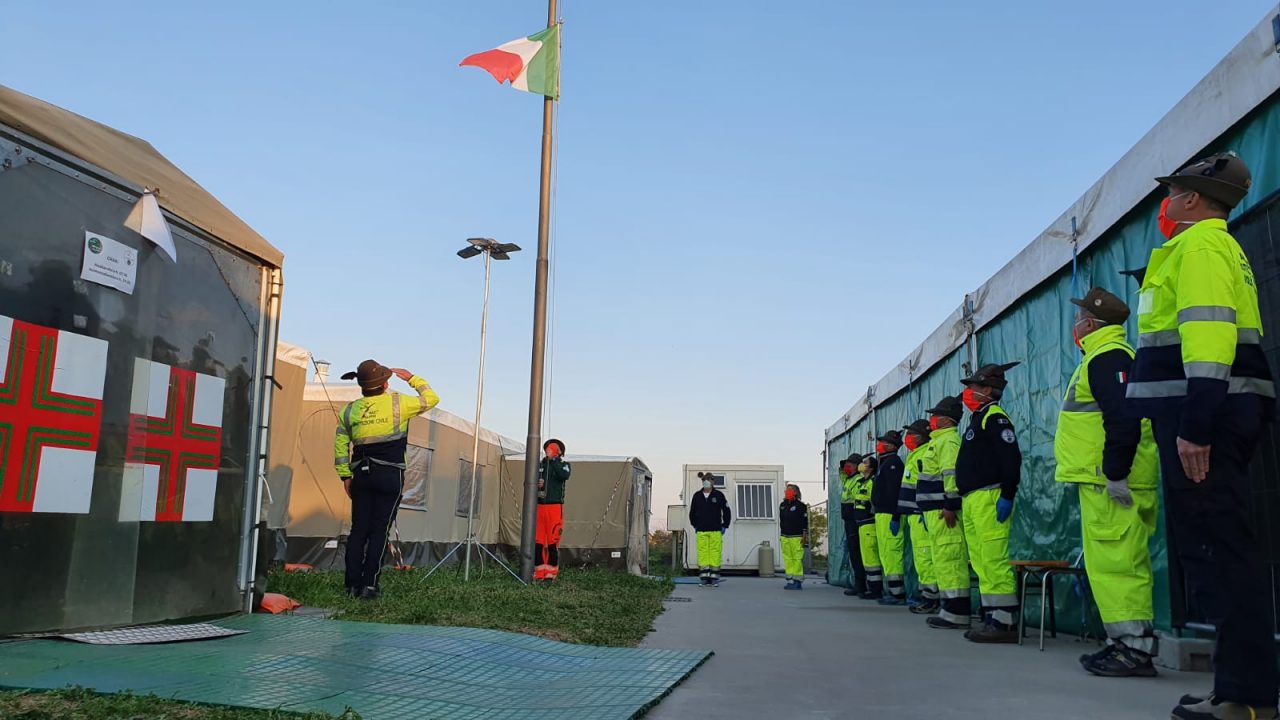 Gli Alpini lecchesi tornano all’ospedale da campo di Bergamo: li guida un briviese