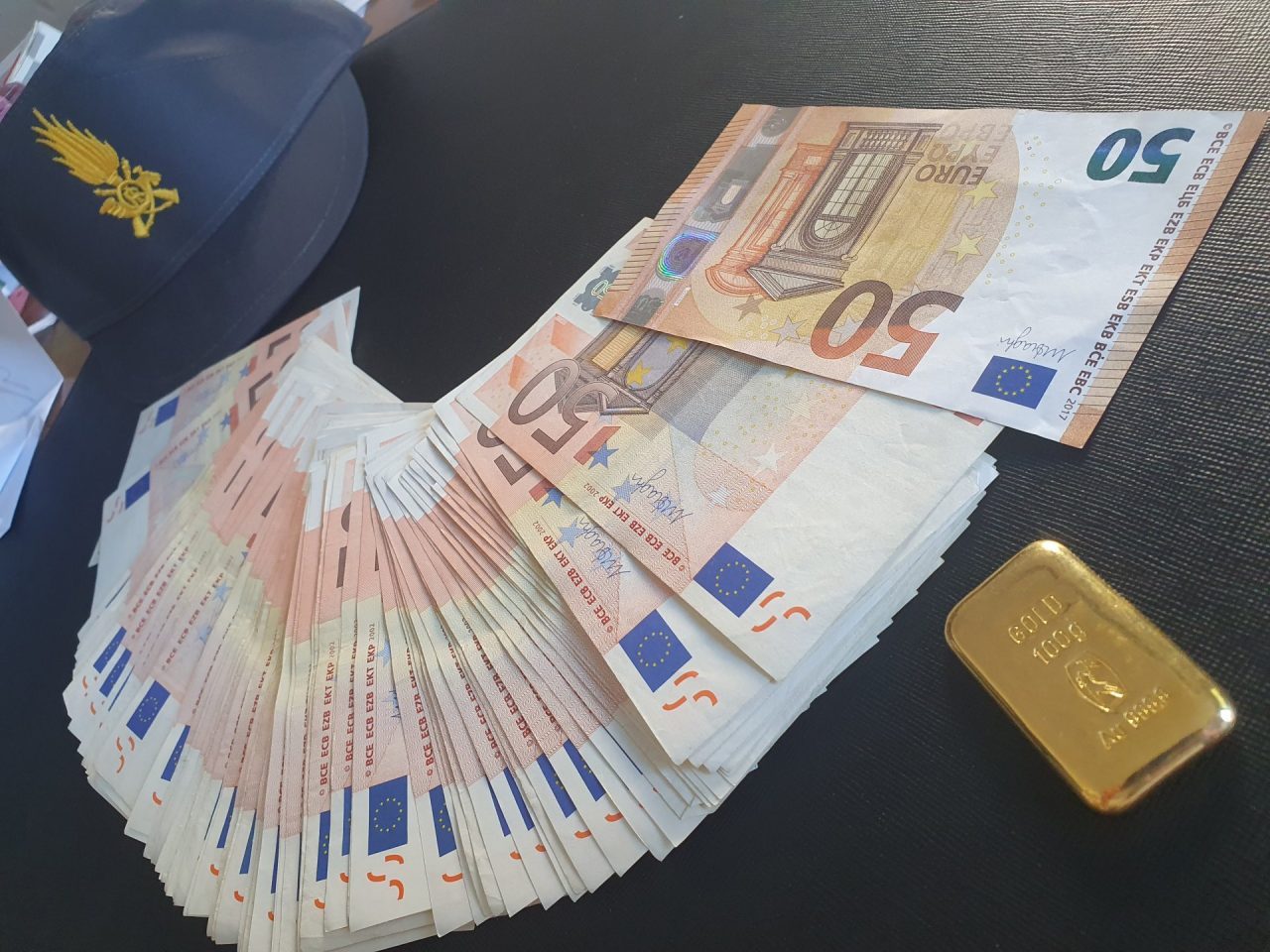 Tentano di andare in Svizzera con contanti e un lingotto d’oro: nei guai due bergamaschi
