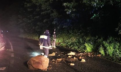 Maltempo, piovono massi sulla strada FOTO e VIDEO
