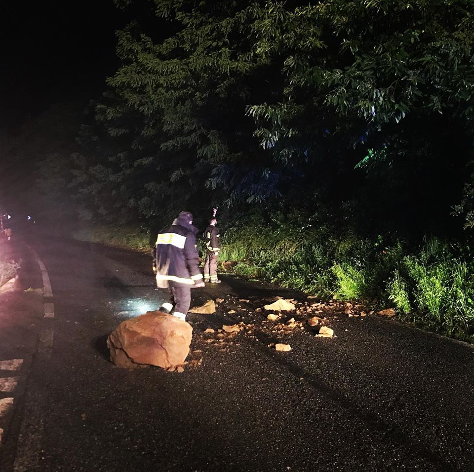 Maltempo, piovono massi sulla strada FOTO e VIDEO