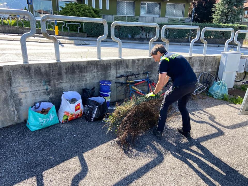 Abbandona rifiuti ingombranti, ma lo fa sotto le telecamere