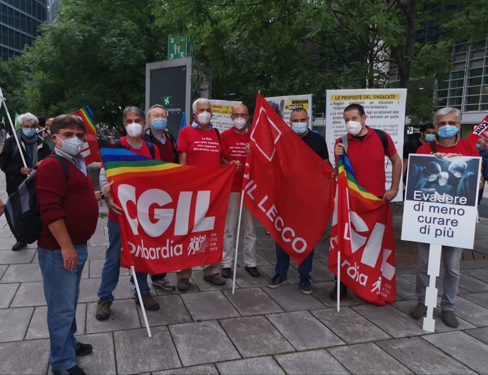 Sindacati in presidio sotto la Regione. Le testimonianze di chi ha avuto parenti defunti nelle Rsa VIDEO