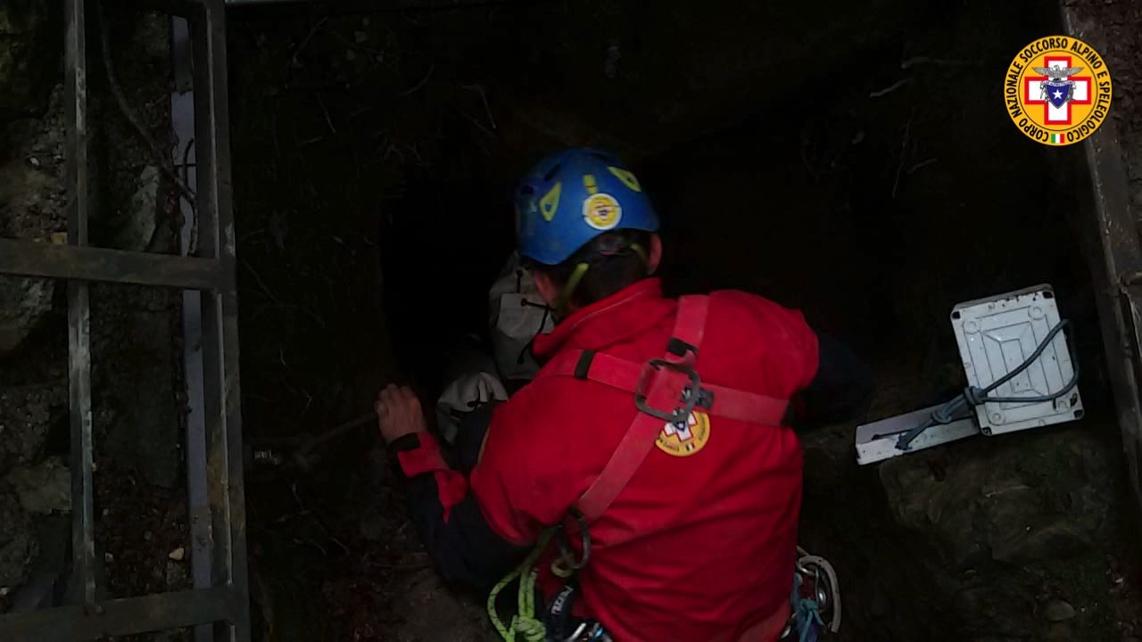 Tutti salvi gli speleologi intrappolati in grotta: anche il ferito è uscito LE FOTO e IL VIDEO DEL SALVATAGGIO