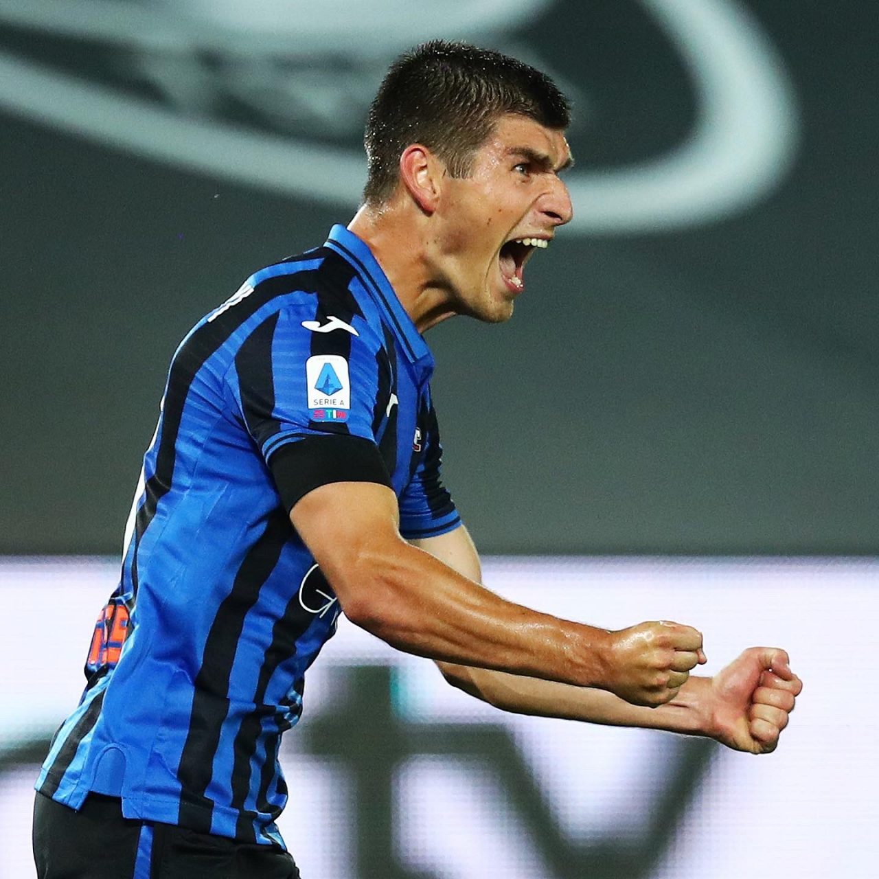 Passione sfrenata: un tifoso dell’Atalanta impazzisce al gol del 3-2 e si butta… in piscina! IL VIDEO