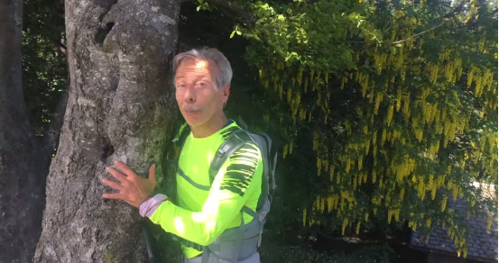 Giovanni (del trio Aldo Giovanni e Giacomo) in montagna sopra Lecco per celebrare la giornata dell’ambiente 2020 VIDEO