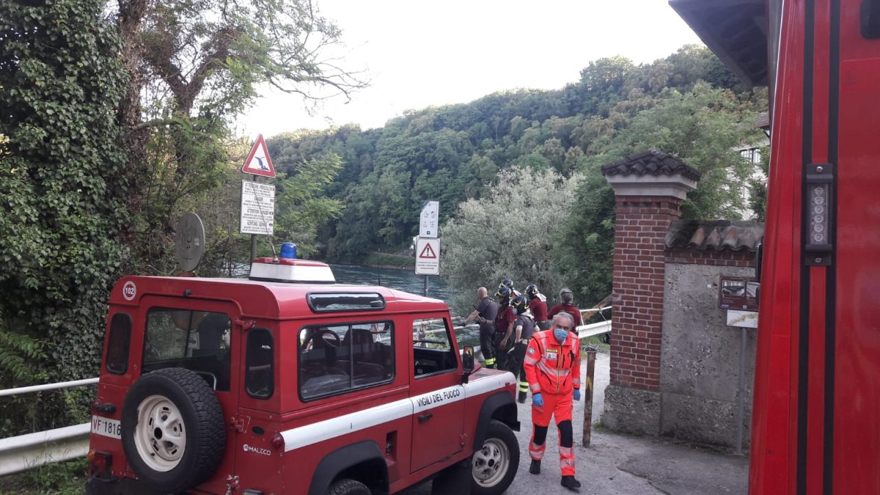 Disperso nell’Adda dopo essersi gettato per salvare la figlia: riprese le ricerche FOTO