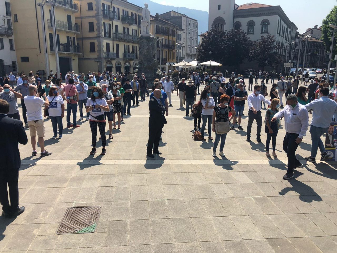 2 giugno: centrodestra in piazza a Lecco FOTO