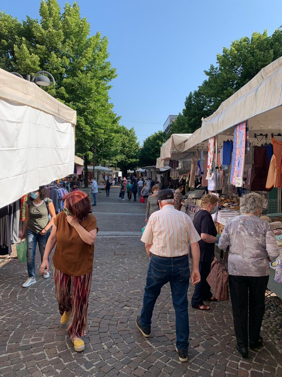 Merate: il mercato torna in piazza. Spazio anche ai generi non alimentari FOTO