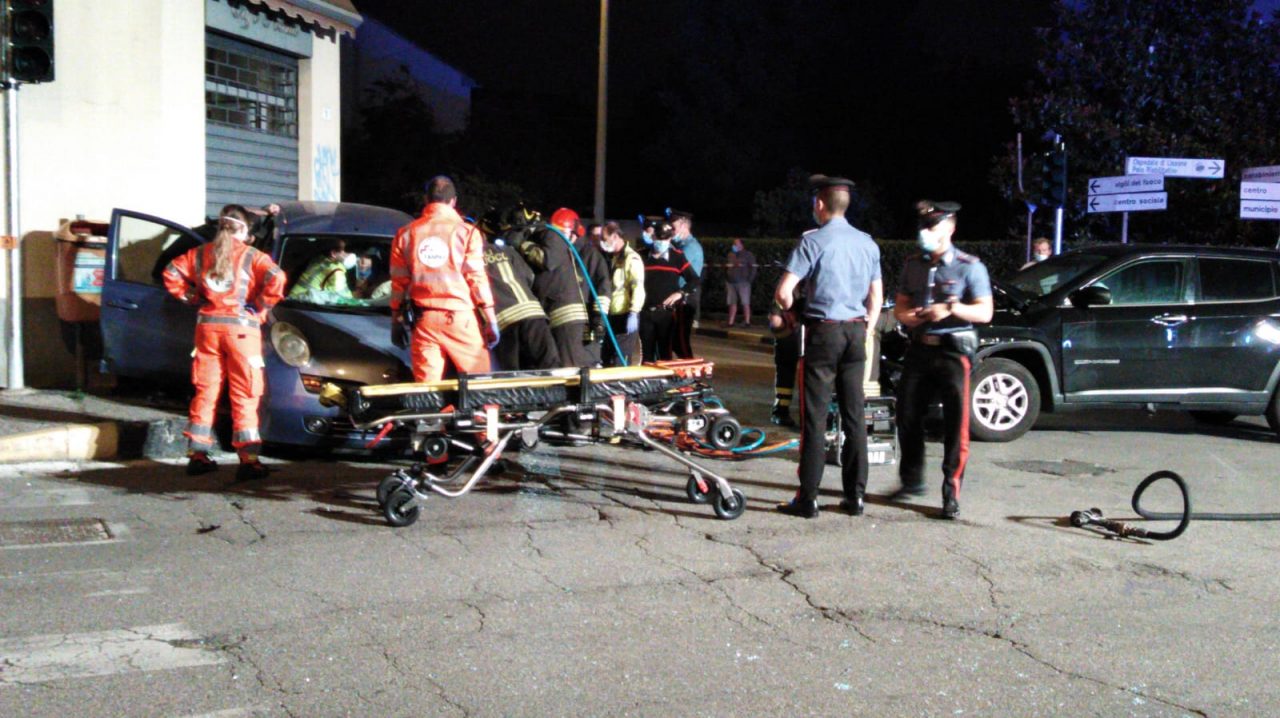 Grave incidente in Brianza, giovane intrappolata nella sua auto FOTO e VIDEO