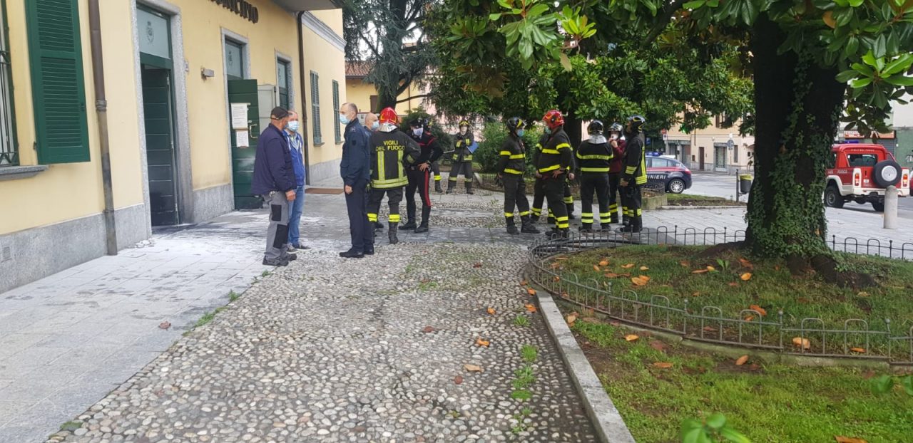 Choc a Brivio: incendiate le porte del municipio FOTO E VIDEO