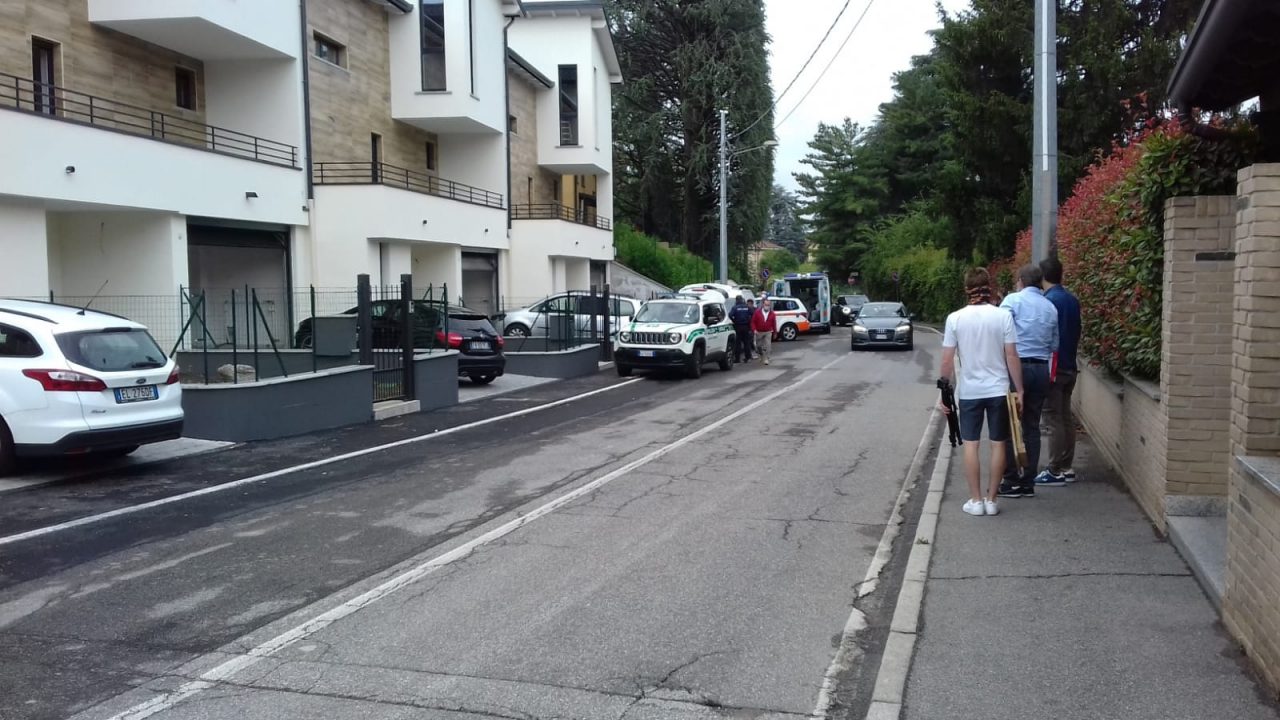 Imbianchino muore stroncato da malore sotto gli occhi dei colleghi