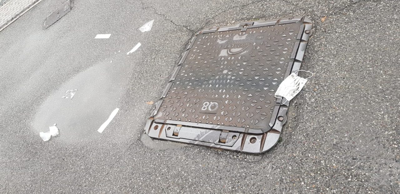 Mascherine e guanti finiscono per terra: scene di ordinaria maleducazione dal benzinaio LE FOTO