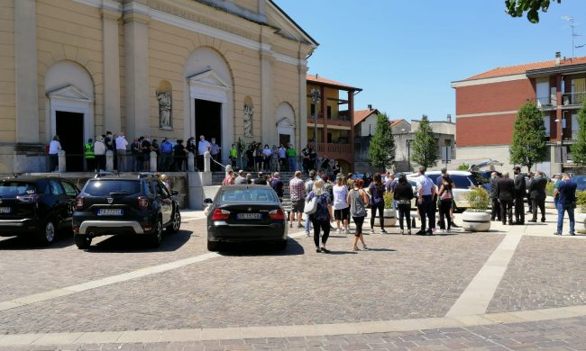 Commosso addio al papà morto nell’Adda per salvare la figlia