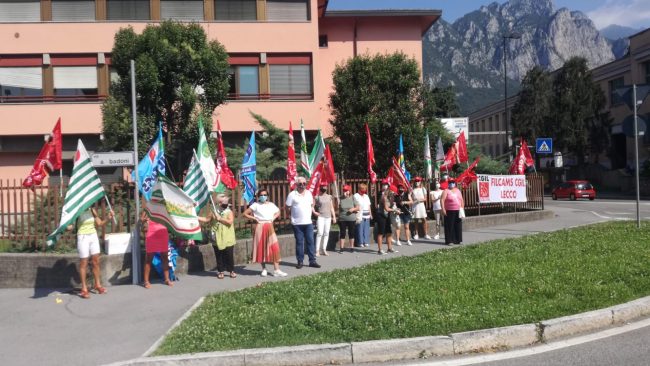 Mense e pulizie delle scuole, la protesta delle lavoratrici: da oltre tre mesi senza reddito