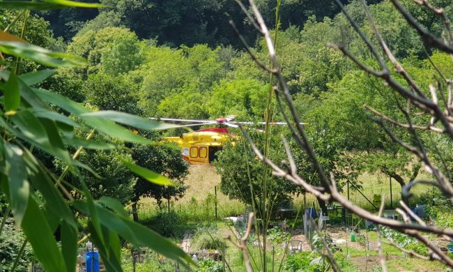 Attimi di paura: bimbo cade dal tetto di un box