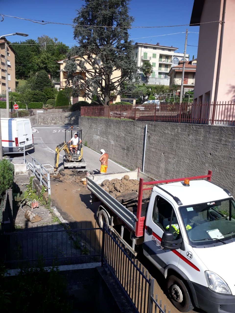 Perdita d’acqua in via Oberdan, cantina allagata e mobilio da buttare FOTO