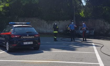 Trovato un cadavere in un’auto bruciata FOTO E VIDEO