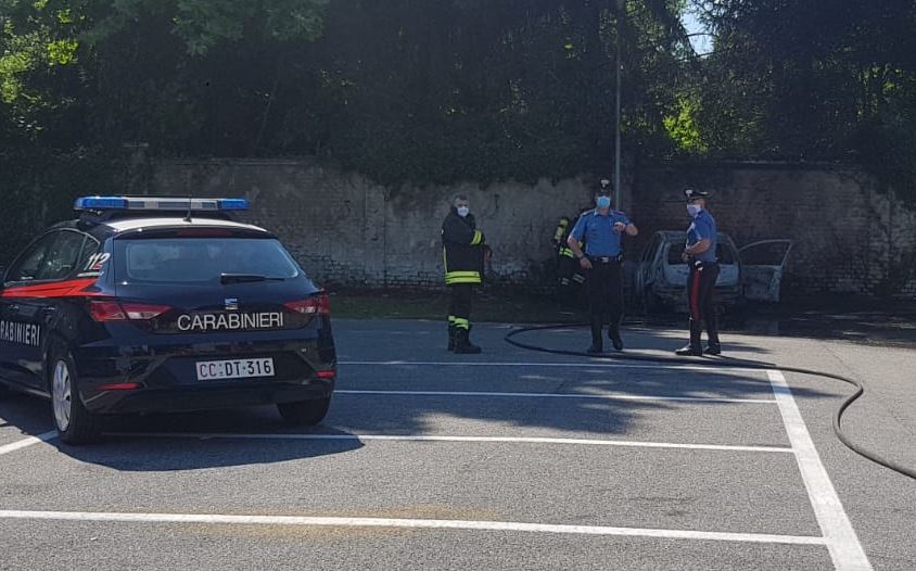 Trovato un cadavere in un’auto bruciata FOTO E VIDEO