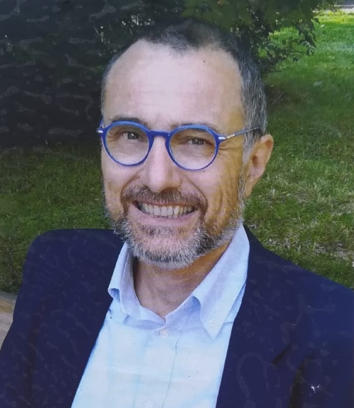 Grande commozione al funerale dell’organista e catechista morto a 57 anni FOTO