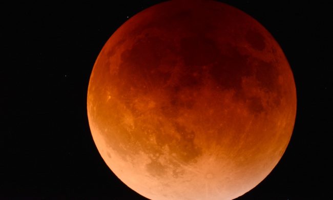 Domani tutti con il naso all’insù ad ammirare la luna fragola (tempo permettendo)