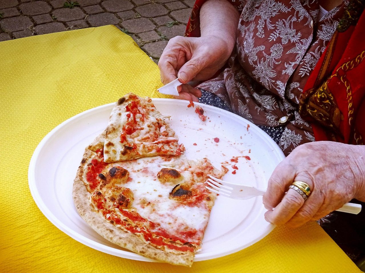 Una pizzata per gli anziani della Casa di Riposo di Casatenovo