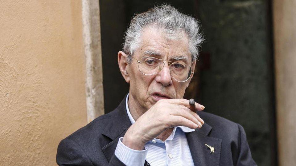 Umberto Bossi ricoverato in ospedale dopo un malore in casa